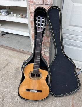 Carlos 236c 4/4 Classical Guitar Brown 6-string Right-handed With Hard Case