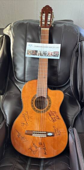 Vg-190ce Valencia Classical Electric Cutaway Guitar With Famous Autographs